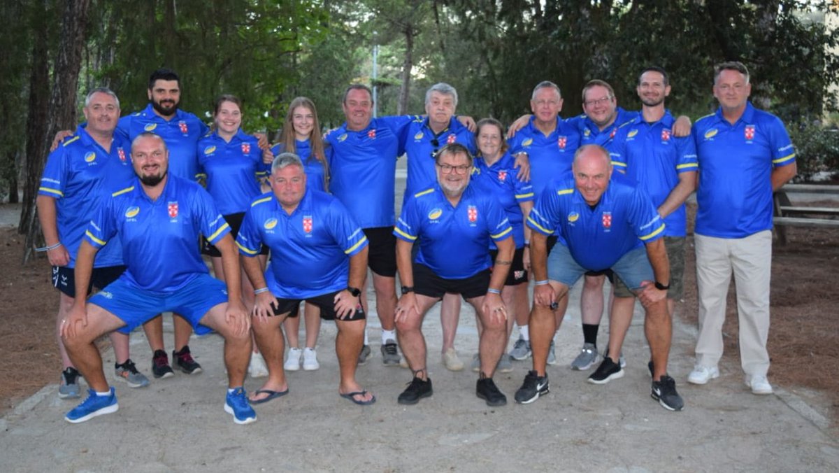🇺🇦🤝🏴󠁧󠁢󠁥󠁮󠁧󠁿 An amazing show of solidarity as <a href="/England_RL/">England Rugby League</a> <a href="/lions_rl/">England Community Lions RL</a> present <a href="/Ukraine_Rugby13/">Ukraine Rugby League</a> with dual branded polo shirts.... then reveal they're wearing them too! 

What #RugbyLeague is all about! 👏

#EuroRugbyLeague
#IStandWithUkraine