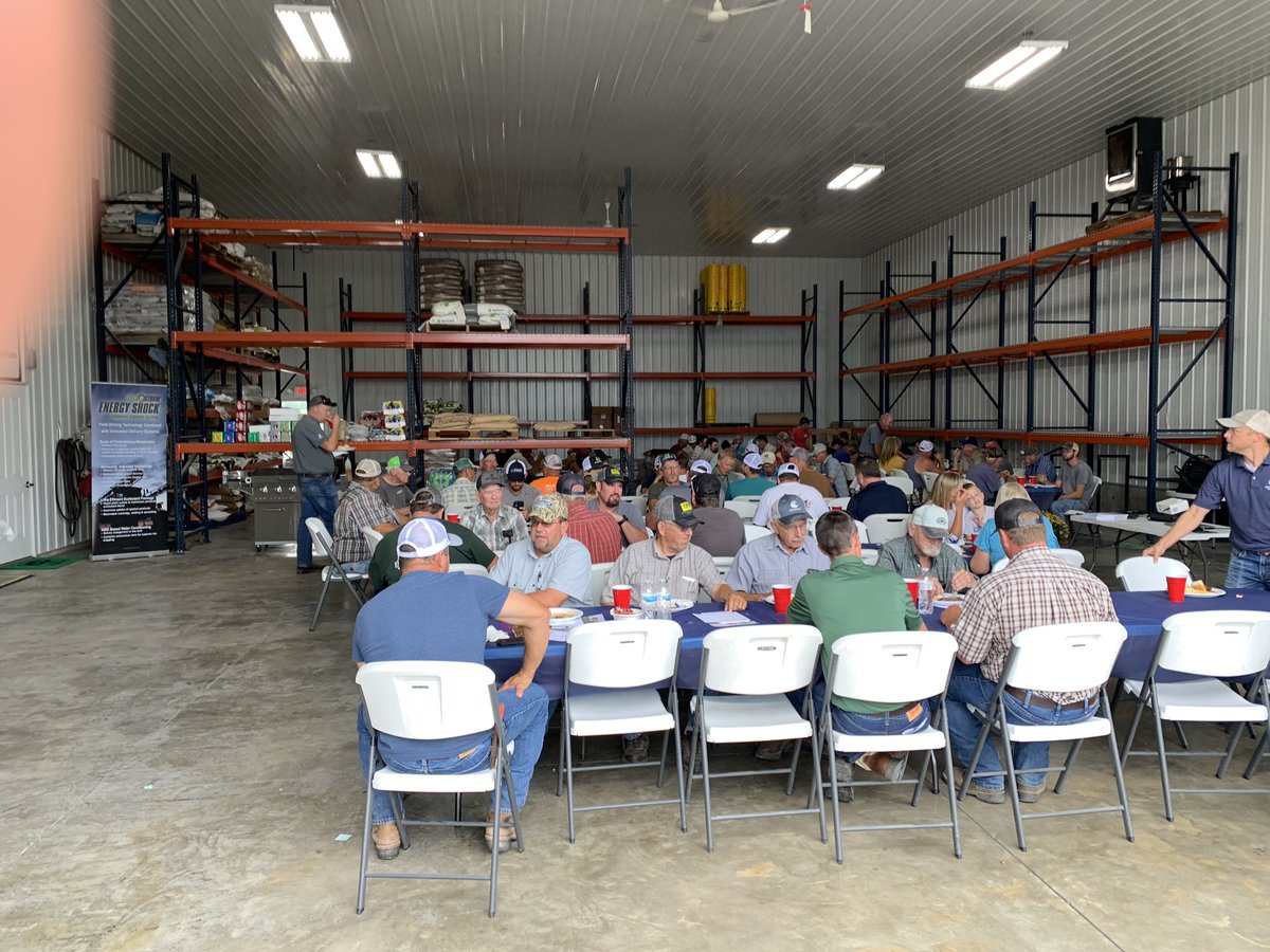 MOagMefford's tweet photo. Unique chance to talk about clay pan soils in E MO at Braungardt Ag field day. Love the chance to get into a soil pit! #moagrigold https://t.co/P1VY7jHt9t
