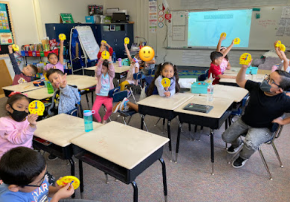Central_ElemSc's tweet photo. Our first grade students in Ms. Lobo's class are learning how to tell time! @DuncanvilleISD https://t.co/sORaVEfuTA