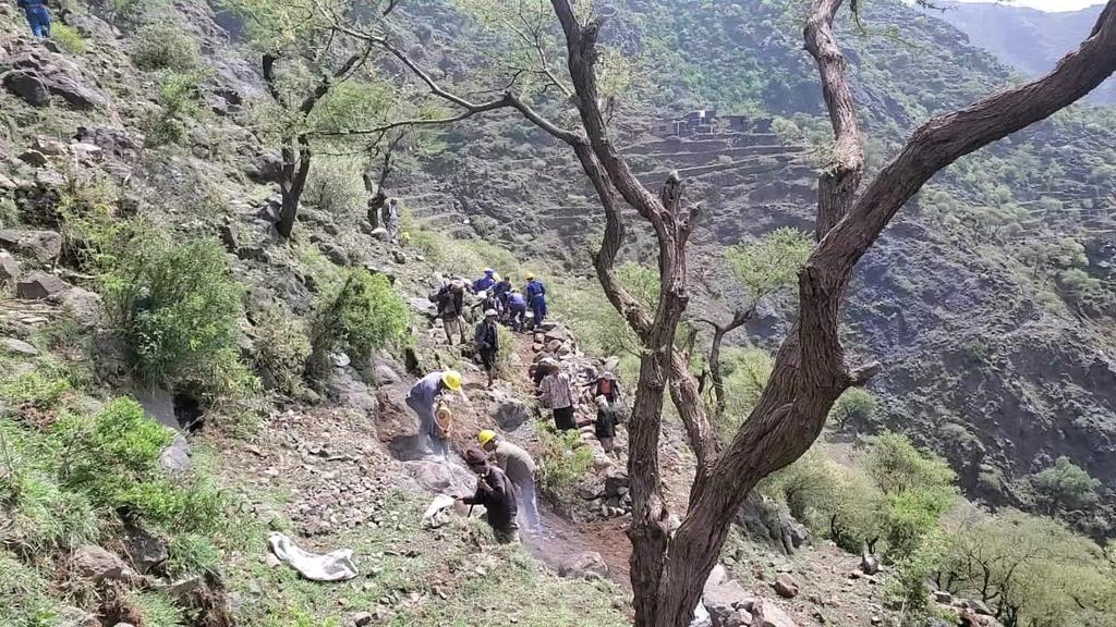SFDYemen's tweet photo. #النقد_مقابل_العمل لايزود المجتمع بأجور ومهارات عمل ومرافق خدمةفقط، لكنه أصبح تنميةسلوكية تبني شعور الفردبالمسؤولية وتنظم المجتمع وتقوي #التماسك_الاجتماعي. مثال، انتهى عملنا مع أهالي الموسطة بشق 3طرق ليبدأوا مبادراتهم بشق طرقات ربطت تجمعاتهم المتشتتةبتلك الطرق
عتمة #ذمار
#ESPECRP https://t.co/IYUSpBBWYi