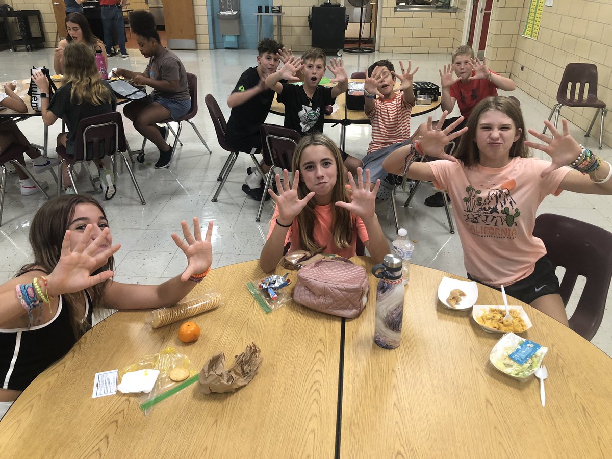 mrsjSTEM's tweet photo. Students gave today’s macaroni and cheese a 10/10🙌🙌🙌 thank you to our cafeteria staff for satisfying our hunger! We appreciate you! #on58learns #dg58pride #orangefrog https://t.co/J9LzuRP579