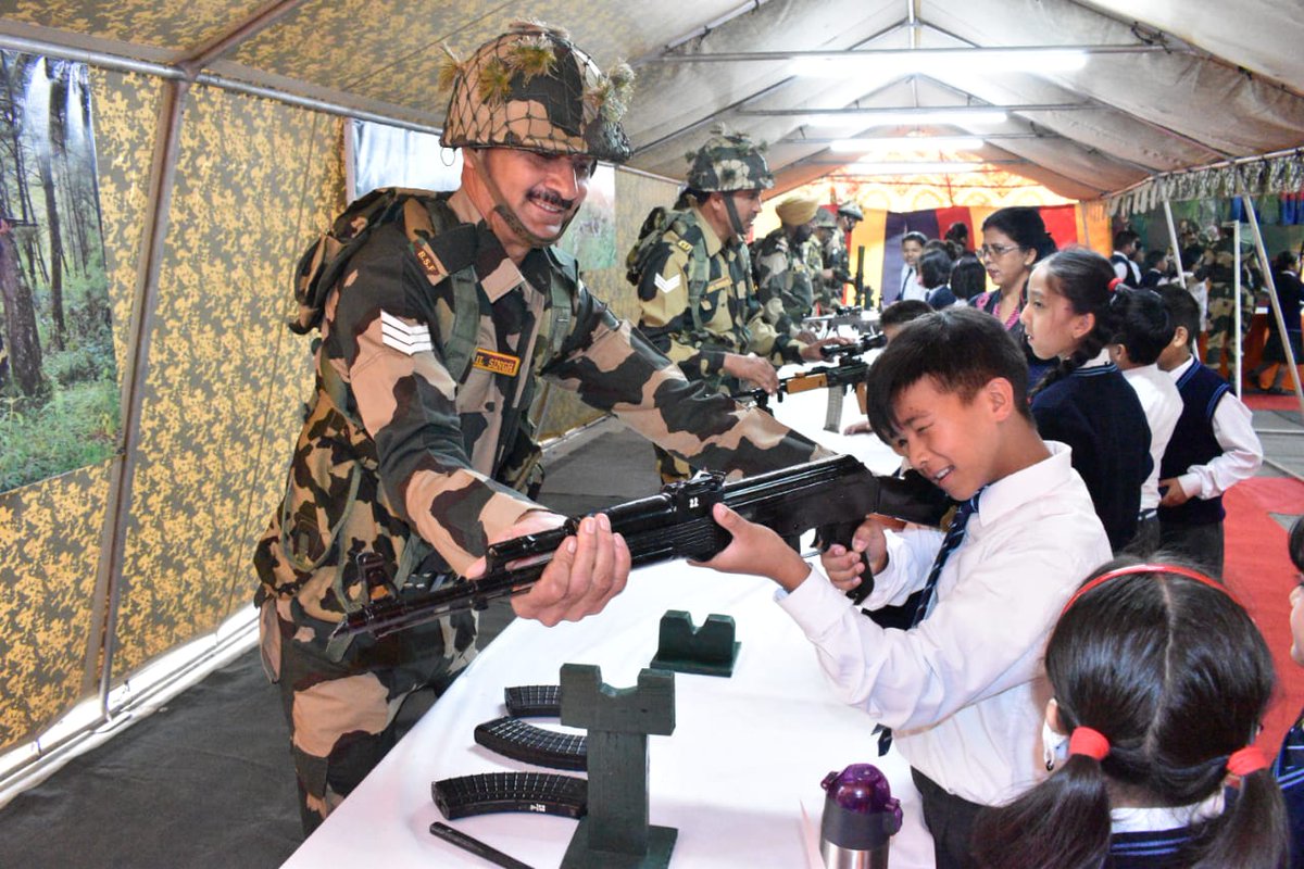 HolloSmith's tweet photo. The smile of the little 1 says it all. A day to remember n cherish.
Salute the effort f @BSF_India for reaching ut 2 th students. 
#BSF_CelebratesTeachersDay https://t.co/ICnKteWRLM