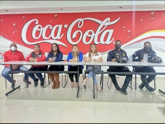#2Sep GRACIAS a la Dip. <a href="/laproletaria/">LUZ COROMOTO CHACON</a>, Pta d/la <a href="/SubcomlaboralAN/">Subcomisión Laboral de la A.N..</a>, a su equipo de trabajo, la Coord. Prod. en Carabobo de la <a href="/cbolivariana/">Central Bolivariana CBST</a>, <a href="/Carolinac_4taRS/">Carolina Caro</a>, y al <a href="/MinTrabajoVE/">Ministerio del PP para el Proceso Socia de Trabajo</a> <a href="/torrealbaf/">Francisco Torrealba</a> ,se logra el reenganche de 10 Trabajadores en #FENSACocacola.
<a href="/NicolasMaduro/">Nicolás Maduro</a>
<a href="/Asamblea_Ven/">Asamblea Nacional 🇻🇪</a>
