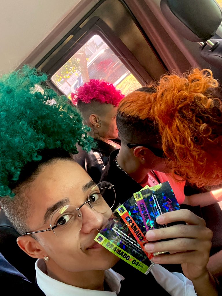 jooj_natu's tweet photo. Os ingressos são da cor do nosso cabelo 😳🤏🏽 #RockinRio2022 https://t.co/VAyUx7KhtE