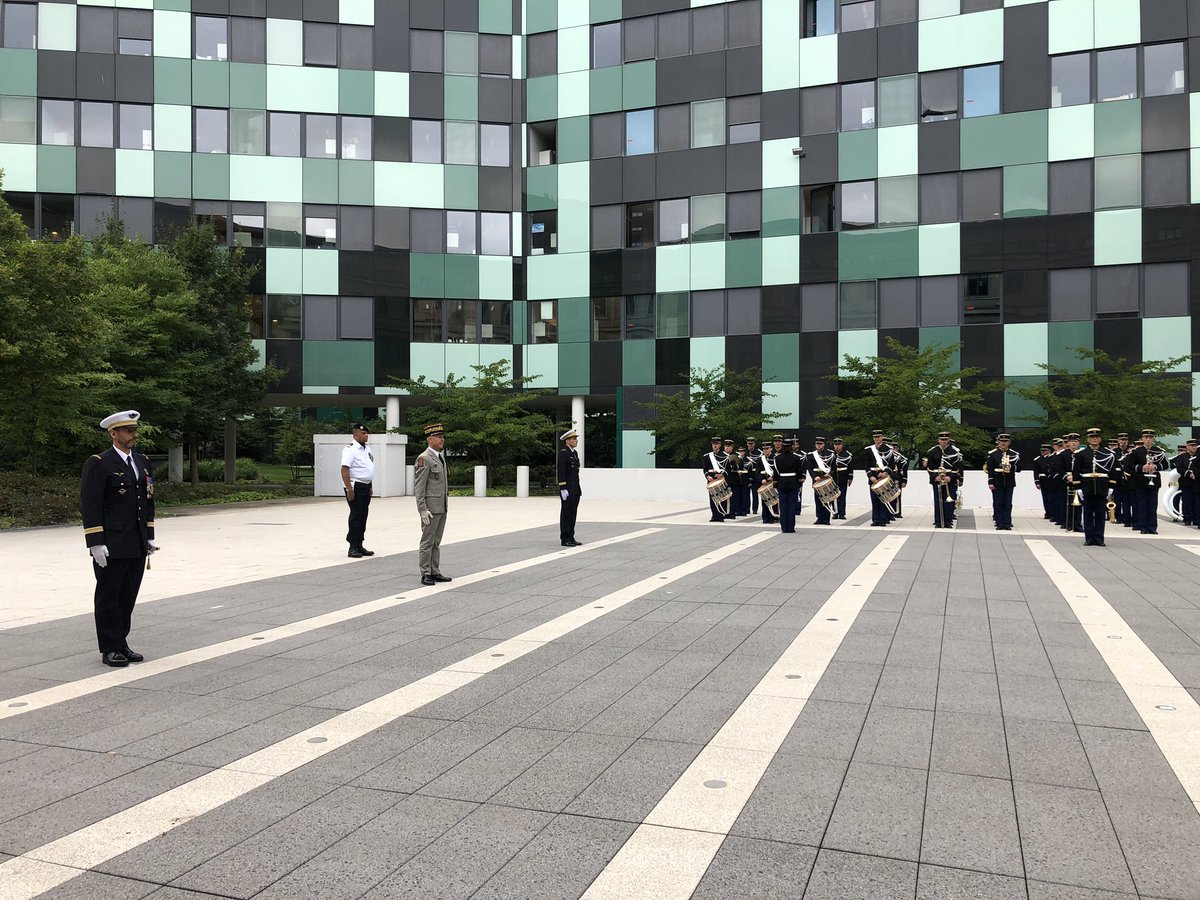 mairie15's tweet photo. Cérémonie de passation de commandement du commandant militaire de Balard, dans l’enceinte de @Armees_Gouv, entre le colonel Termenière et le colonel Alvarez #Paris15 https://t.co/C333MuDchM