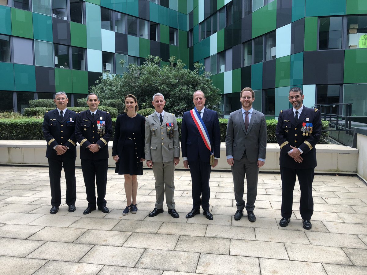 mairie15's tweet photo. Cérémonie de passation de commandement du commandant militaire de Balard, dans l’enceinte de @Armees_Gouv, entre le colonel Termenière et le colonel Alvarez #Paris15 https://t.co/C333MuDchM