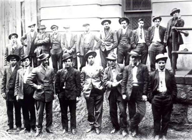 Thread n.5. Ricordate? Gli italiani dovettero fare una scelta. Rimanere rinchiusi nelle numerose Thread n.5. Ricordate? Gli italiani dovettero fare una scelta. Rimanere rinchiusi nelle numerose