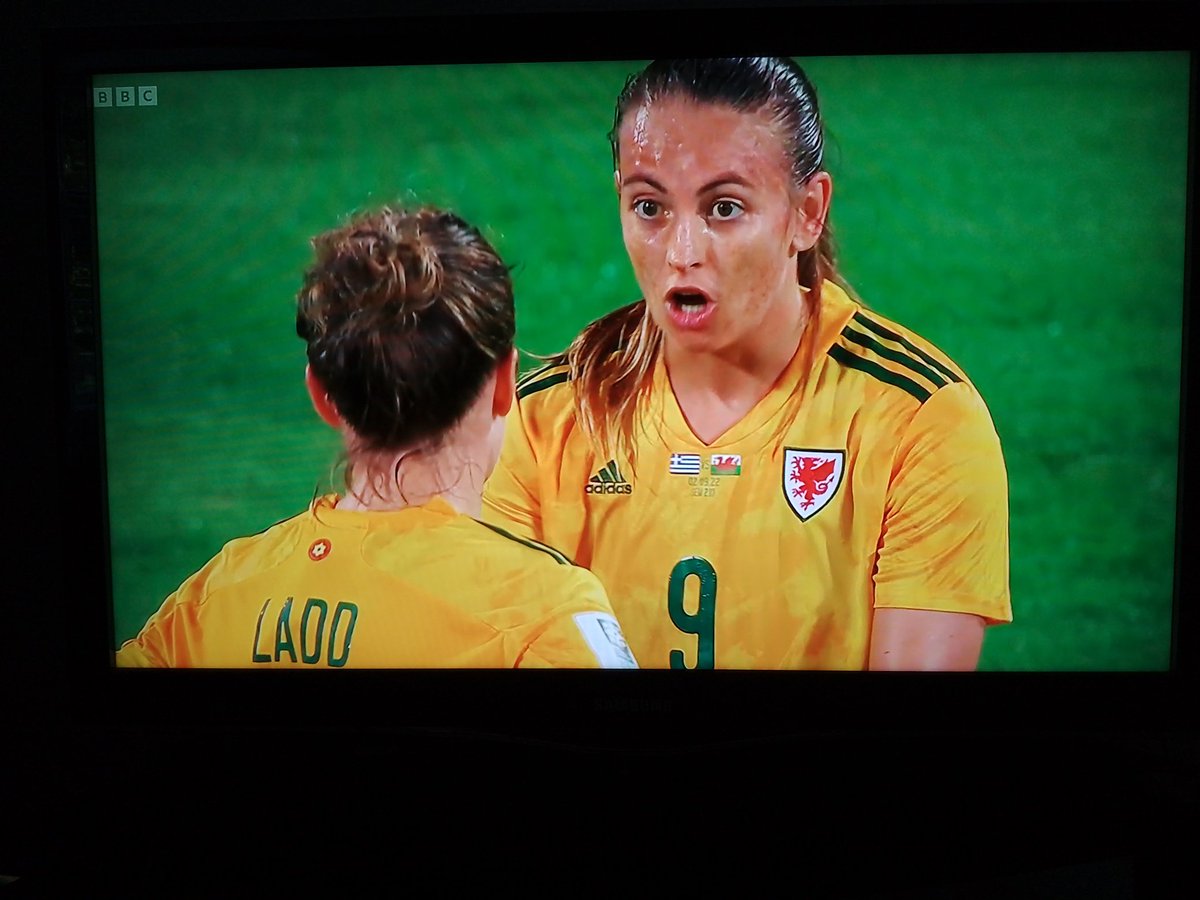 gwylwalgoch's tweet photo. Mae'r freuddwyd yn fyw! 
Great half from @Cymru
#WALGRE @FIFAWWC
Mwy o sŵn plîs @WMenywod https://t.co/r1vGOXZiy0