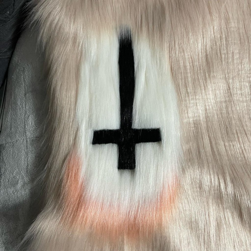 angelthedutchie's tweet photo. Before and after trimming on armsleeves
—
#furry #furryfandom #fursuit #fursuitmaker #armsleeves #armsleeve #fauxfur #fur #beforeandafter #black #ivory #fursuiter #fursuitcommissionsopen #fursuitcommission #fursuitcommissions #fursuitwip #wip #furries #fursuitpattern https://t.co/0hq54O7blJ