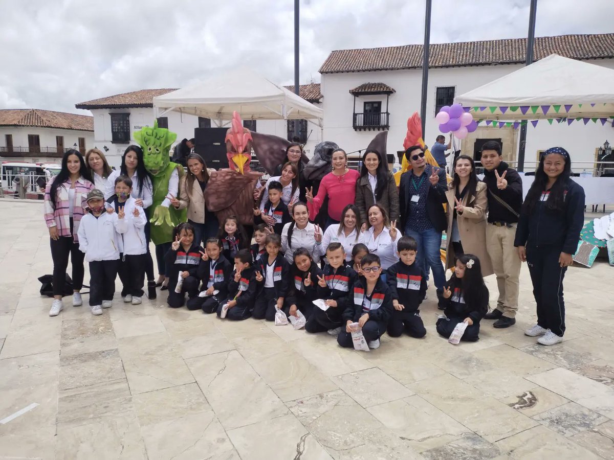 Con el concurso ´Los Colores de Mi Tierra´, promovemos en la niñez destrezas artísticas, al tiempo, que los sensibilizamos sobre la inclusión y el respeto.

Junto a <a href="/GiselaRodrBacca/">Gisela Rodríguez Bacca</a>, Gestora Social de #Tunja, presentamos ante cientos de niñas y niños este certamen de dibujo.