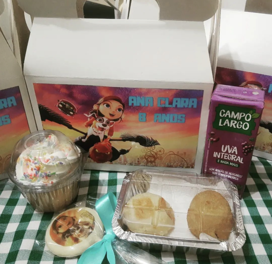 loz_creators's tweet photo. Happy #FanArtFriday! This week, check out these sweet treats from Sweeties Juju in São Paulo, Brazil! These school party packs look like they're fresh off the lunchpail tree! 
https://t.co/MU1BGs3aBW
.
#LostInOz #BackToSchool #MagicMoment #Oz #DorothyGale #Toto #PassportToOz https://t.co/0wabkkzSUP