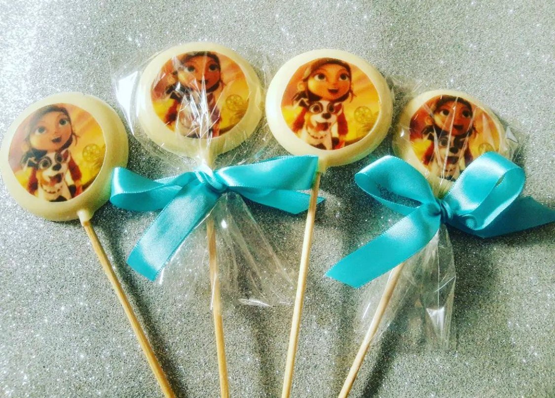 Happy #FanArtFriday! This week, check out these sweet treats from Sweeties Juju in São Paulo, Brazil! These school party packs look like they're fresh off the lunchpail tree! 
instagram.com/sweetiesjuju/
.
#LostInOz #BackToSchool #MagicMoment #Oz #DorothyGale #Toto #PassportToOz