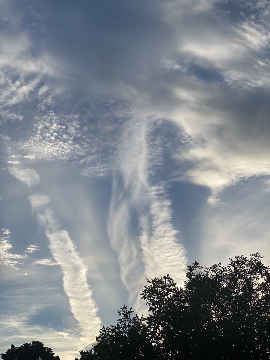 SheilaCoteMeek's tweet photo. Spectacular skies this evening! #windchanges #September2022 #EndOfSummer https://t.co/ODFOY4y6DV
