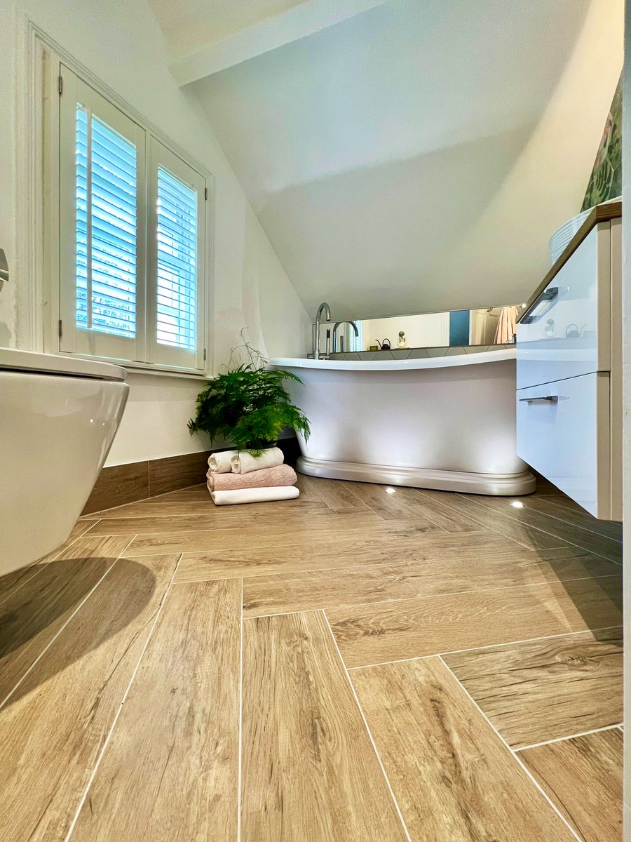 TheTapEndDesign's tweet photo. A little bit of colour goes a long way when it comes to creating #BeautifulBathrooms 🌱 💖 🛀🏽 

Freestanding bath; Subtle baby pink shade 

Hexagon tiles; Greens &amp; pinks 

#ColourfulBathroom #SubtleColour #ColourInDecor https://t.co/VLfSTzHpKQ