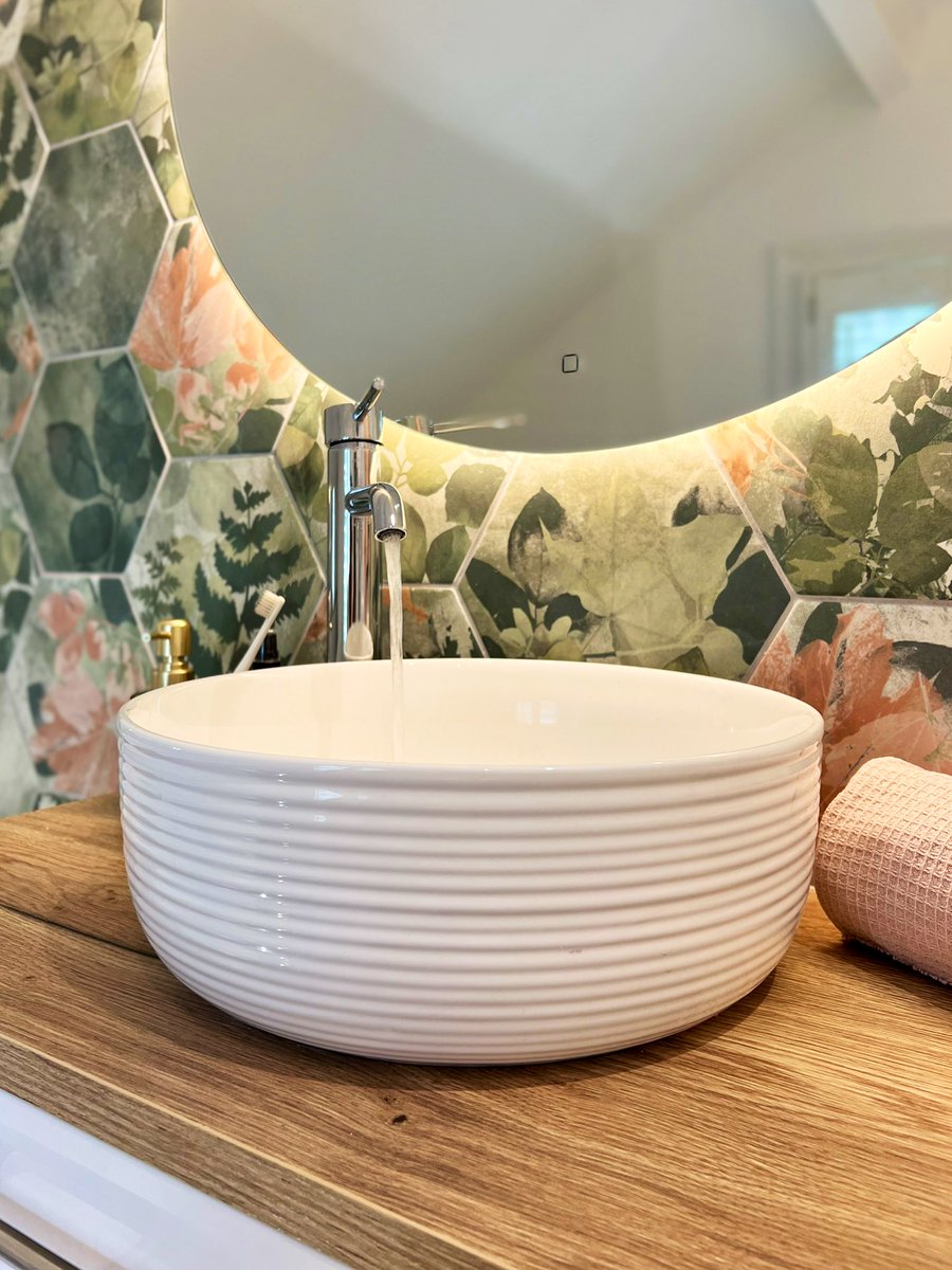 TheTapEndDesign's tweet photo. A little bit of colour goes a long way when it comes to creating #BeautifulBathrooms 🌱 💖 🛀🏽 

Freestanding bath; Subtle baby pink shade 

Hexagon tiles; Greens &amp; pinks 

#ColourfulBathroom #SubtleColour #ColourInDecor https://t.co/VLfSTzHpKQ