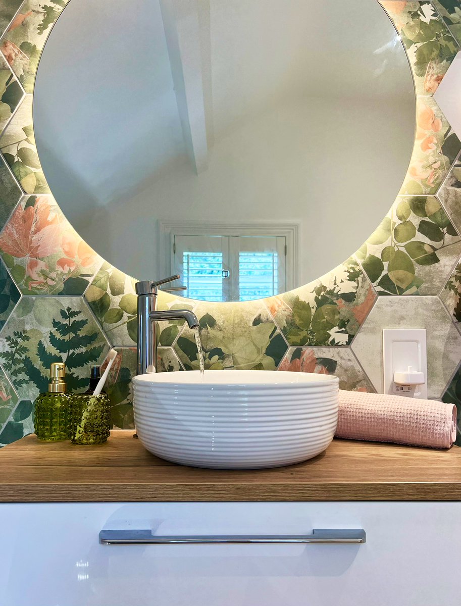 TheTapEndDesign's tweet photo. A little bit of colour goes a long way when it comes to creating #BeautifulBathrooms 🌱 💖 🛀🏽 

Freestanding bath; Subtle baby pink shade 

Hexagon tiles; Greens &amp; pinks 

#ColourfulBathroom #SubtleColour #ColourInDecor https://t.co/VLfSTzHpKQ