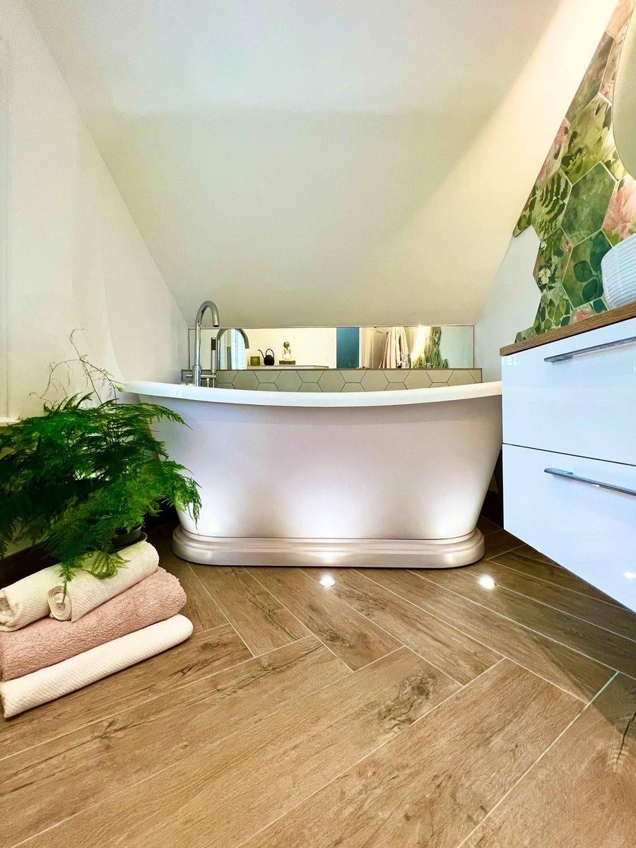 TheTapEndDesign's tweet photo. A little bit of colour goes a long way when it comes to creating #BeautifulBathrooms 🌱 💖 🛀🏽 

Freestanding bath; Subtle baby pink shade 

Hexagon tiles; Greens &amp; pinks 

#ColourfulBathroom #SubtleColour #ColourInDecor https://t.co/VLfSTzHpKQ