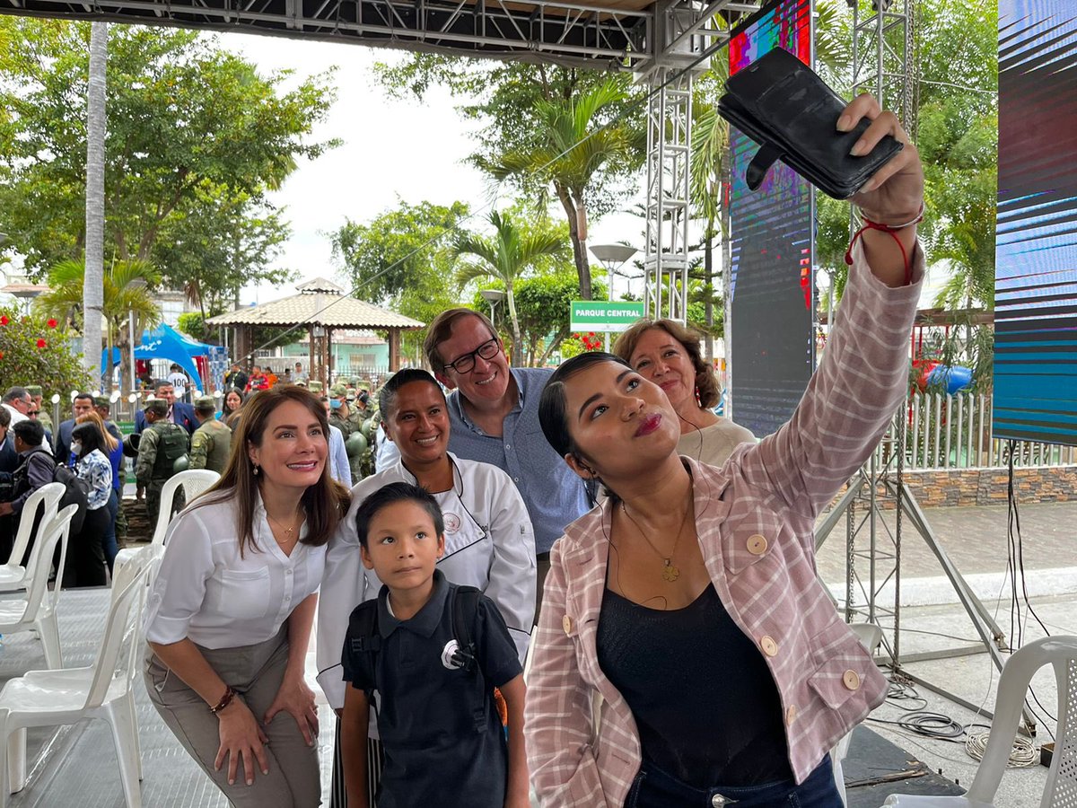 vmaino's tweet photo. ¡3.3 millones de ecuatorianos conectados!

Hoy junto al presidente @LassoGuillermo, desde Tarifa, entregamos a los ecuatorianos cerca de 900 #PuntosDelEncuentro💻 repotenciados y conectamos por primera vez a 53 parroquias de 🇪🇨. https://t.co/4okzXQlvpN