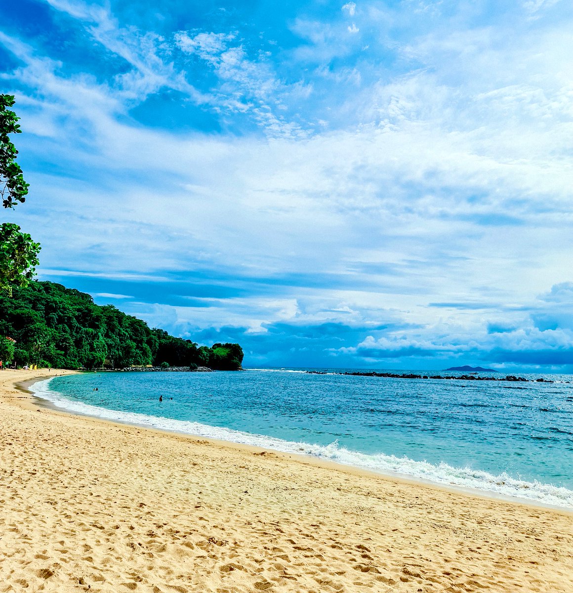 The sun sets on another fabulous Friday! Here is a happy little beach for a moment of tranquility. Wishing you all a warm and wonderful weekend!