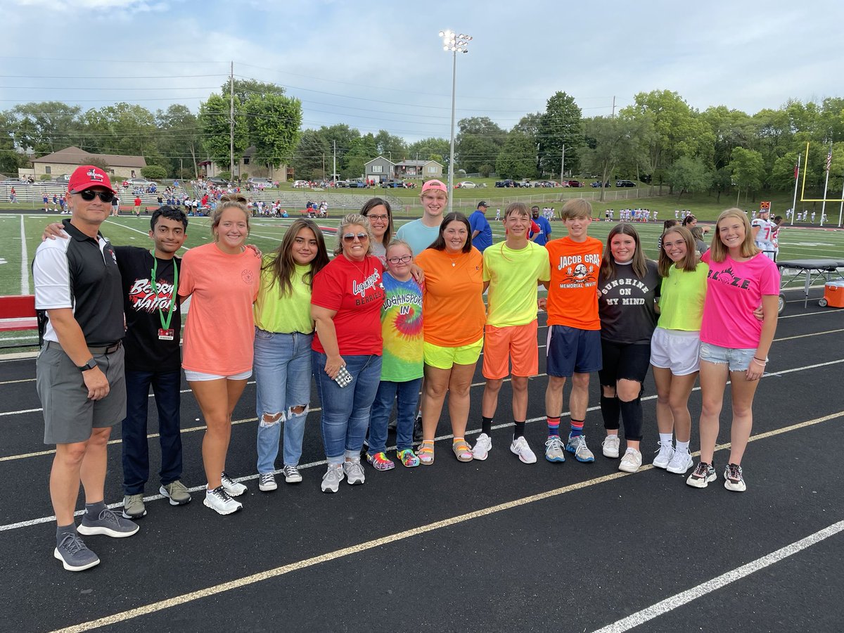 BuddiesBerries's tweet photo. Berry buddies at the football game to cheer on our football players!!! @Berry_Principal https://t.co/vfW2tYDZX2