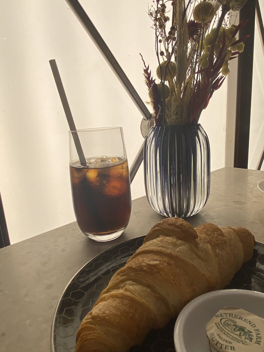 lucy99602293's tweet photo. @McQueenRH i went to London with my mum and had the bed croissant literally ever 🥹 https://t.co/pUFn5kzUaV