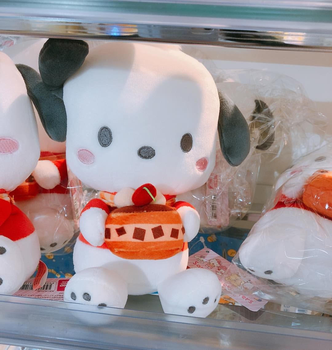 sanriodaily's tweet photo. pochacco is very excited about his cake 💫 https://t.co/HssHdODTgK