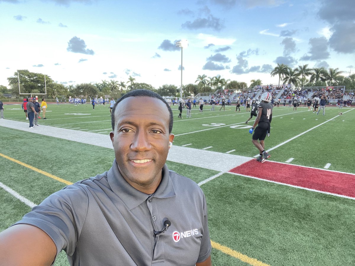 donovanc7sports's tweet photo. Getting ready for some High School football. #MrFridayNight https://t.co/RQFSWrGJ5R