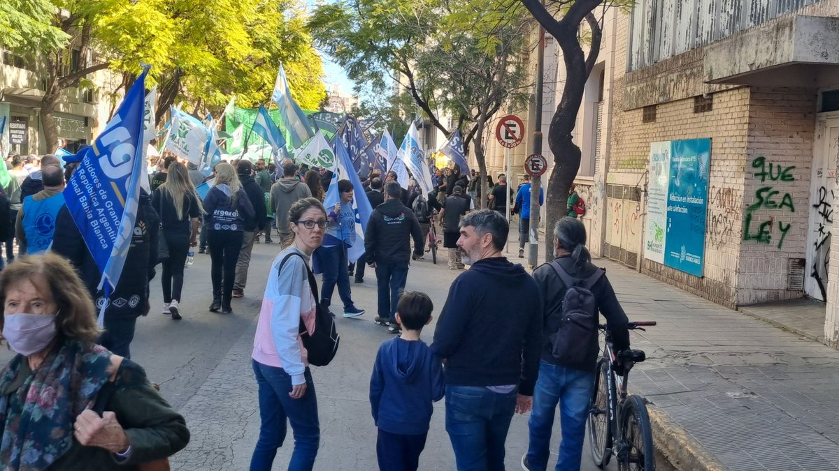 UnidadBloque's tweet photo. Desde #PRENSA en la #Plaza Rivadavia #bahiablanca #AtentadoACFK #Justicia #Democracia @CFKArgentina https://t.co/6A6yUtdH0U