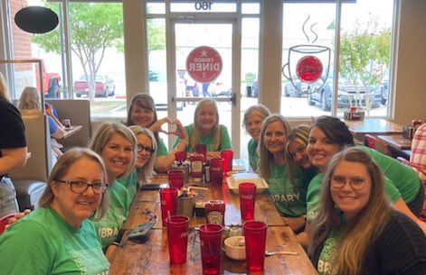 legitmrswhitt's tweet photo. What an awesome week! An author visit with @SarahMlynowski, snow cones from @KFrankson3 and @KascieBtheAP, and gift of lunch from an anonymous FISD family! #FISDmadetoshine https://t.co/oAw1Qunsi6