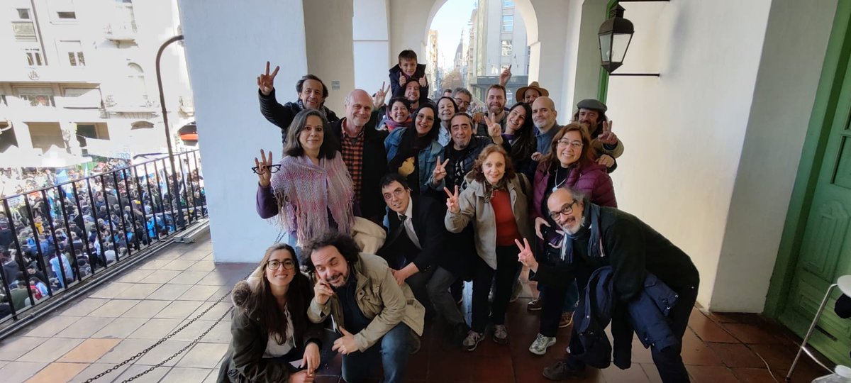 Presencia completa de @CaputRadio en la cobertura de hoy desde el <a href="/cabildonacional/">Museo Histórico Nacional del Cabildo</a> bancando la democracia, contra la violencia política y el lawfare.
Nunca Más es Nunca Más 
#TodosPorLaDemocracia 
#TodosConCristina