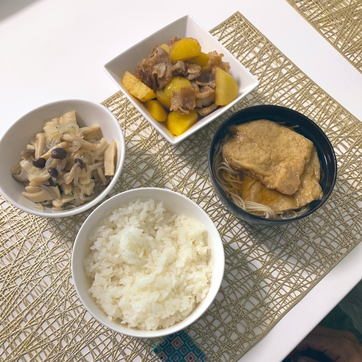 ha_ruruco's tweet photo. 金曜の昼と夜。
冷蔵庫がすっからかんでとても質素。
疲れた時や時間のない時は無印でを各々好きなカレーを選んで、夫がナンを焼いてくれる。このカレーすごく美味しかった！種類もたくさんあって毎回選ぶのも楽しみ。
さぁ、週末もがんばる。 https://t.co/h06WU9DWS5