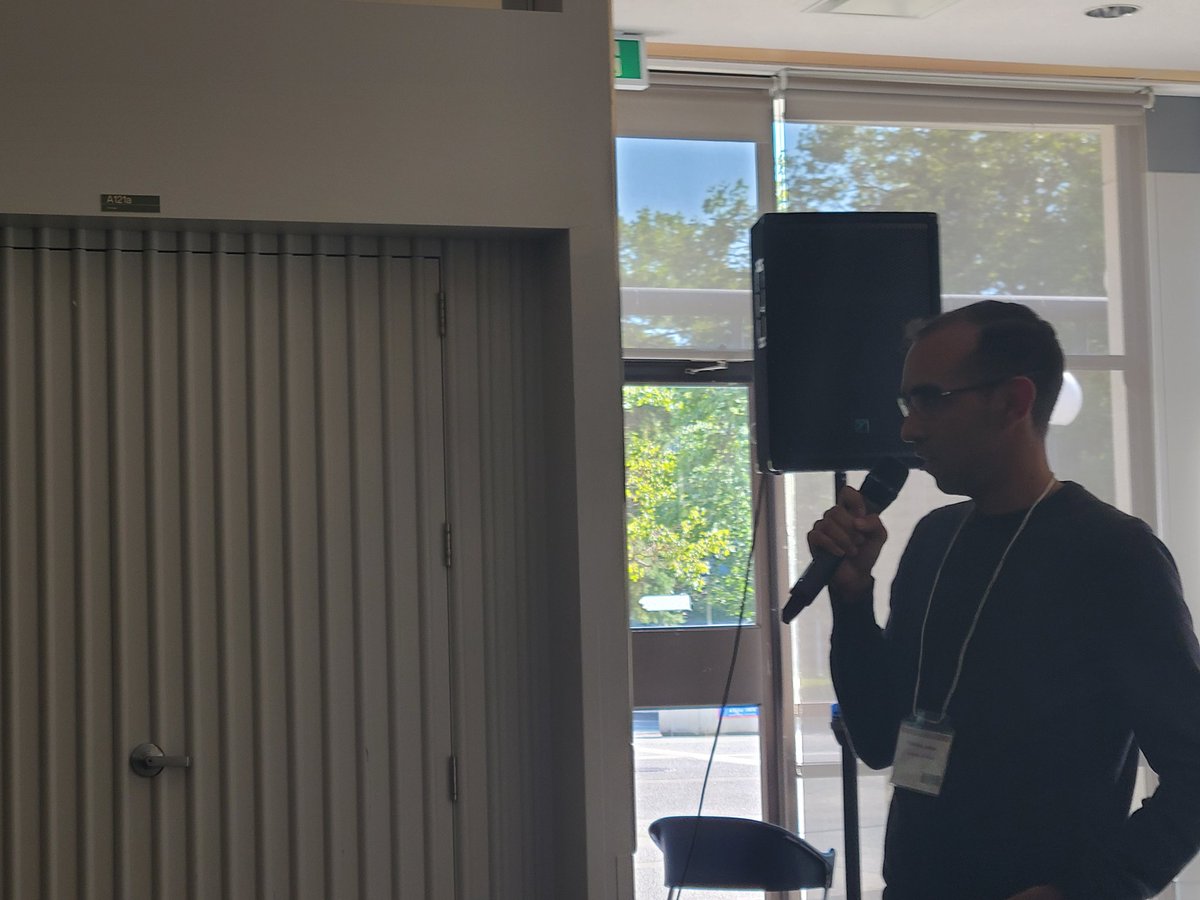 agbrolo's tweet photo. Our postdoc @FilomenoAguiar is presenting #nfo16 his preliminary results on  #quantum correlation measurements involving #Raman Stokes / anti Stokes pairs using #SERS Collab with @Rogerio_deSousa #QuantumComputing #optics #photonics https://t.co/8ruUk7wbNQ