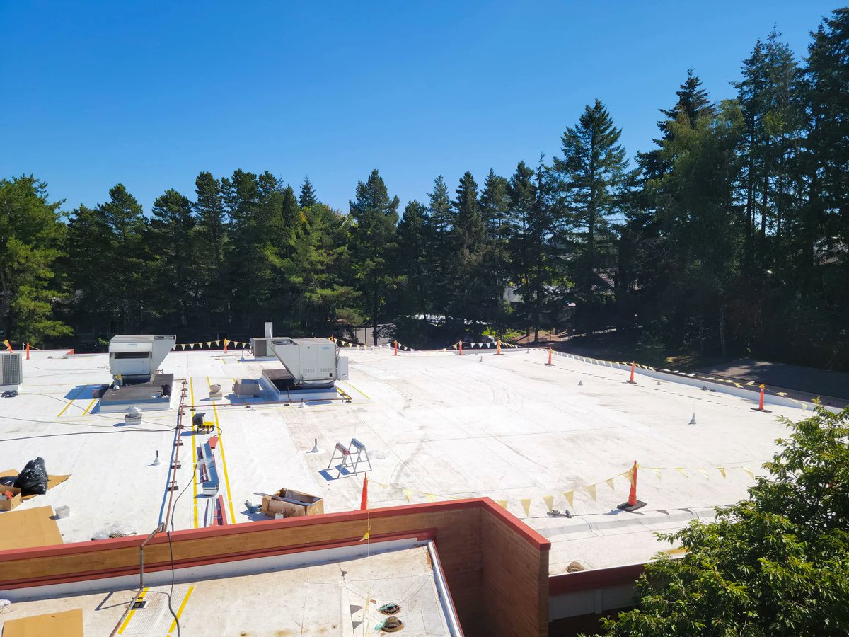 Montclair_BSD's tweet photo. Montclair Elementary School students will see a new roof this school year, funded by the 2014 Bond. The old roof was removed and replaced with sheet metal that better complements the existing building. 

https://t.co/gu9vwSSMNO

#BSDtogether
#BSDbond https://t.co/h0MDqRKBBs