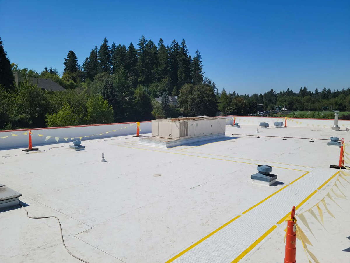Montclair_BSD's tweet photo. Montclair Elementary School students will see a new roof this school year, funded by the 2014 Bond. The old roof was removed and replaced with sheet metal that better complements the existing building. 

https://t.co/gu9vwSSMNO

#BSDtogether
#BSDbond https://t.co/h0MDqRKBBs