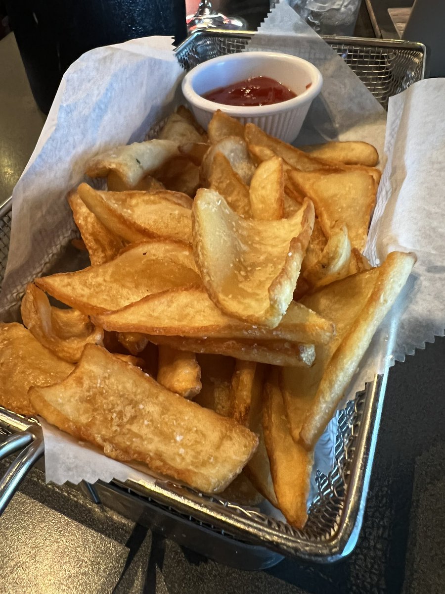 KFidds's tweet photo. Whoever came up with the idea of scoop fries should win the Nobel Prize.

@_AlohaMrHand @MailmanJack65 #FryGuys https://t.co/WmqNcLcn9V
