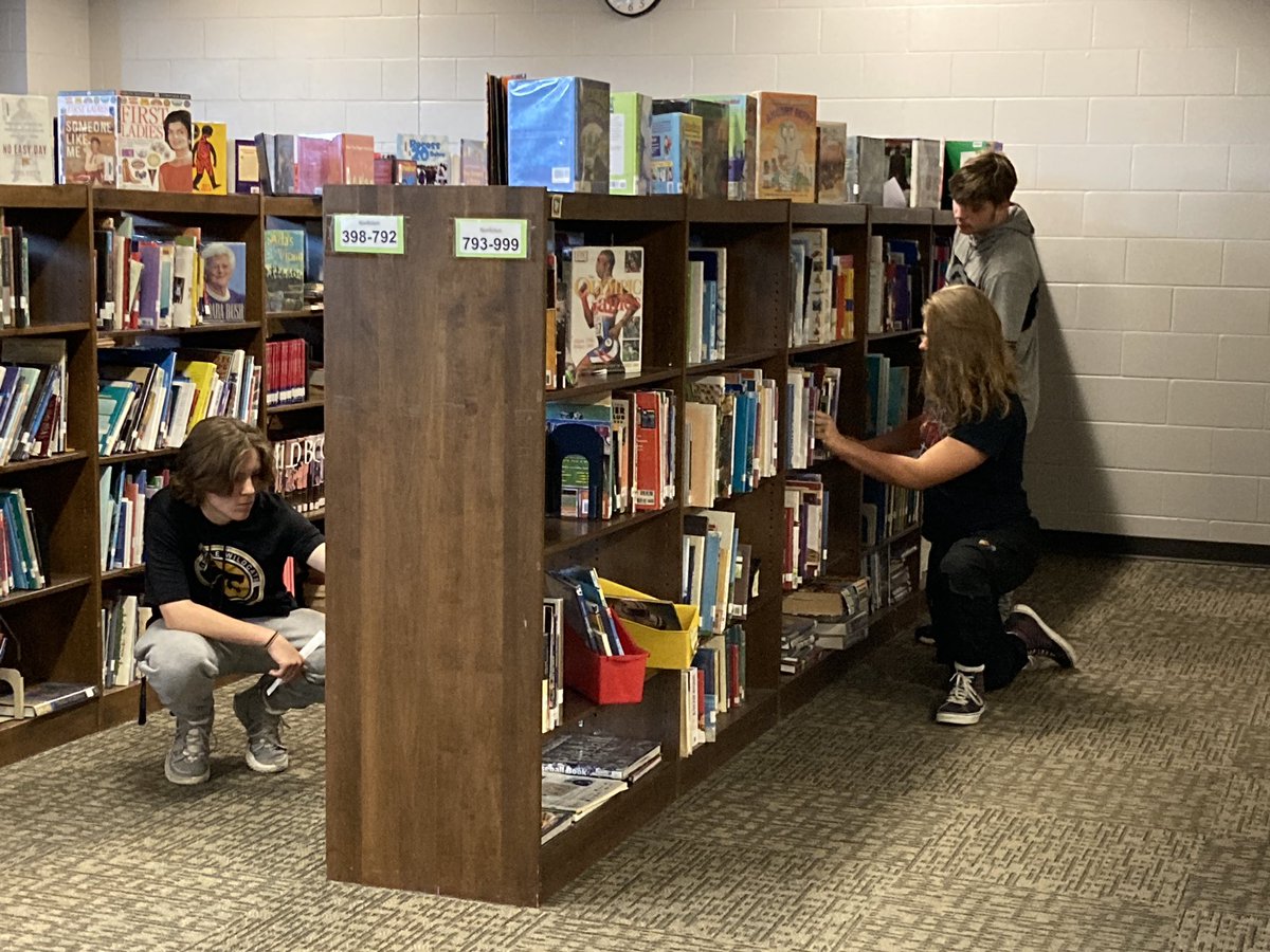 JCSD_Library's tweet photo. High school English classes have been previewing young adult library books and reviewing how to use the catalog and call numbers to find books in the library. https://t.co/oQPsJm1gGu