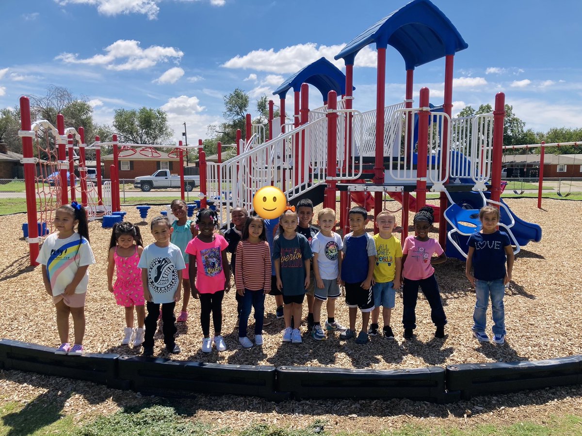 OvertonElem's tweet photo. Loving these sunny days ! ☀️#OnlyAtOverton #WeAreLubbockISD https://t.co/WelweuXpV6