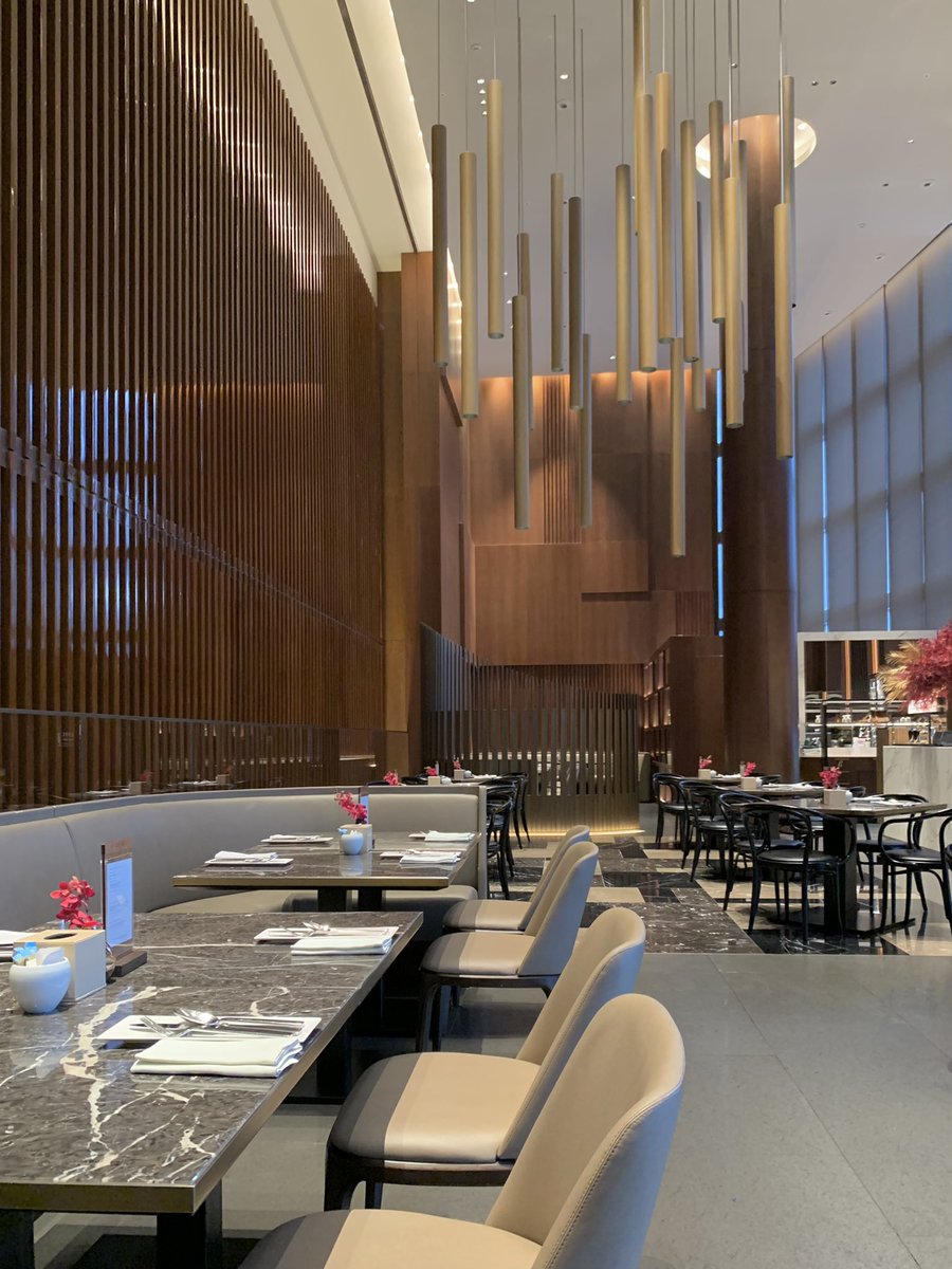 6시반에 일어나서 조식먹으러 왔다 우하하∩^ω^∩