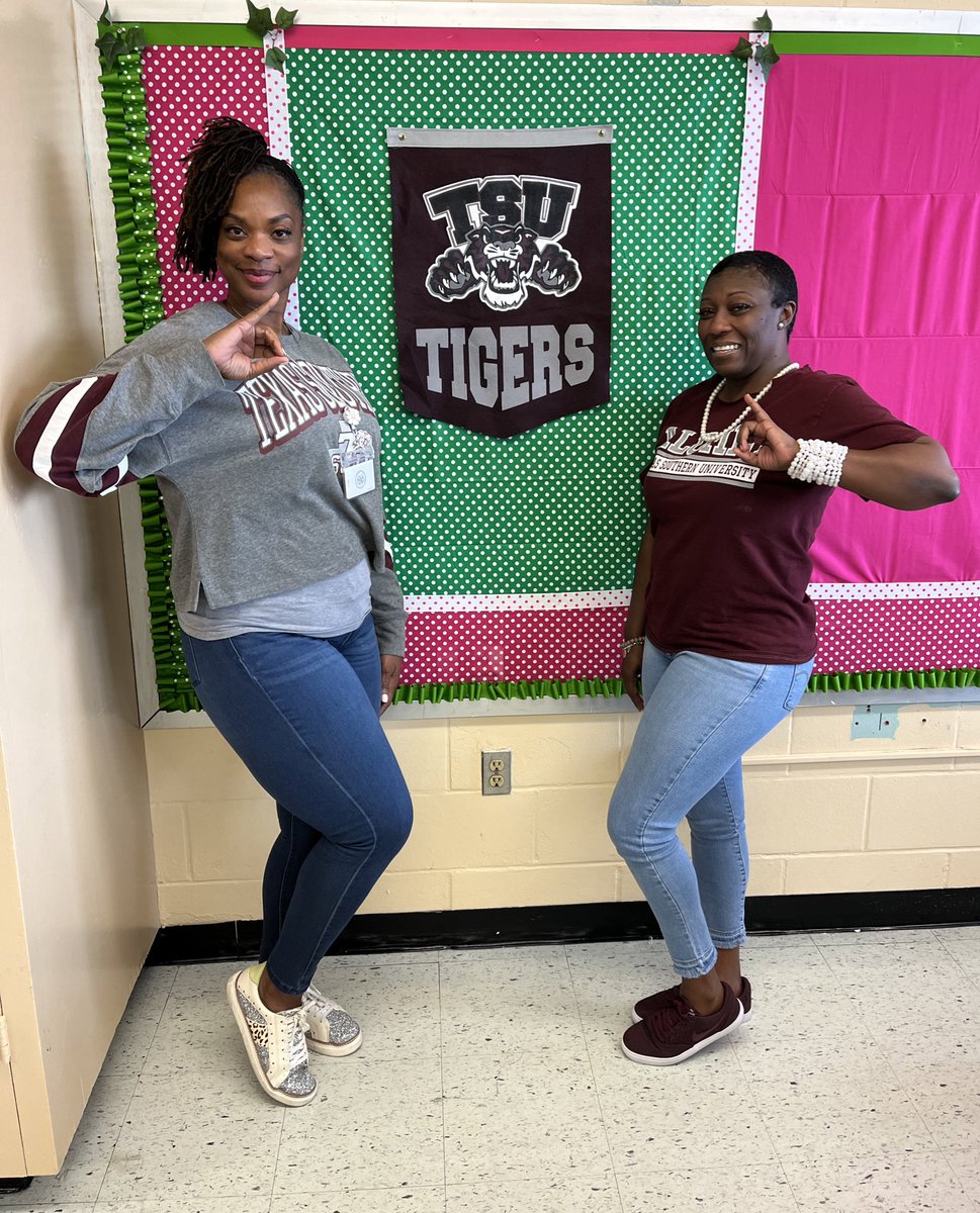 JLB_counseling's tweet photo. 🗣 let’s be clear…ALL ROADS LEAD TO TEXAS SOUTHERN UNIVERSITY 🐅 💕💚 oh hey y’all 🙄 #CollegeColorDay #TSU #PVAMU #LaborDayClassic #ohHeyClaraandKaren #withyallLilbanner 🤣 #i❤️myTeam #restThiswknd #SeptemberisSelfCaremonth @LaMenephee @cgerard1913 @KarenJoHISD https://t.co/xV1feUzqgt