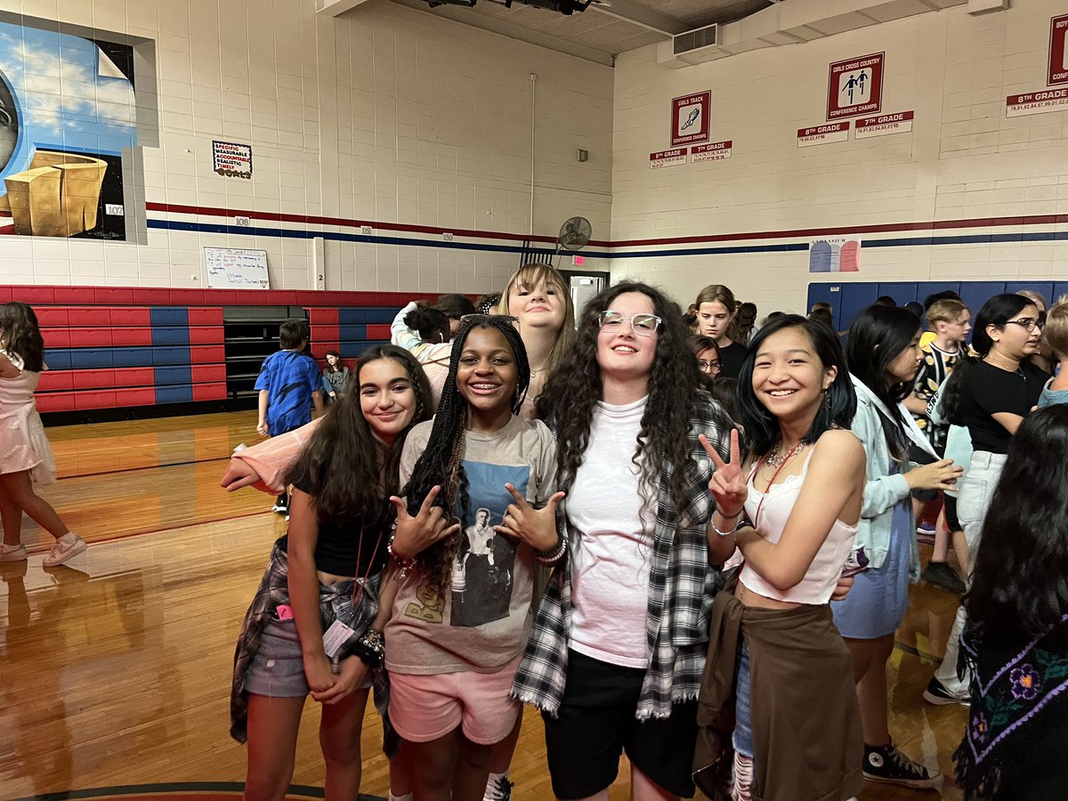 JJHSPatriots's tweet image. Jefferson’s Back to School Bash was a HUGE success! 6th, 7th, and 8th grade Patriots had a blast playing and dancing together after school to kick off their long weekend! #PartnersInGrowth #FocusOnTheFun #YouBelongAtJJHS