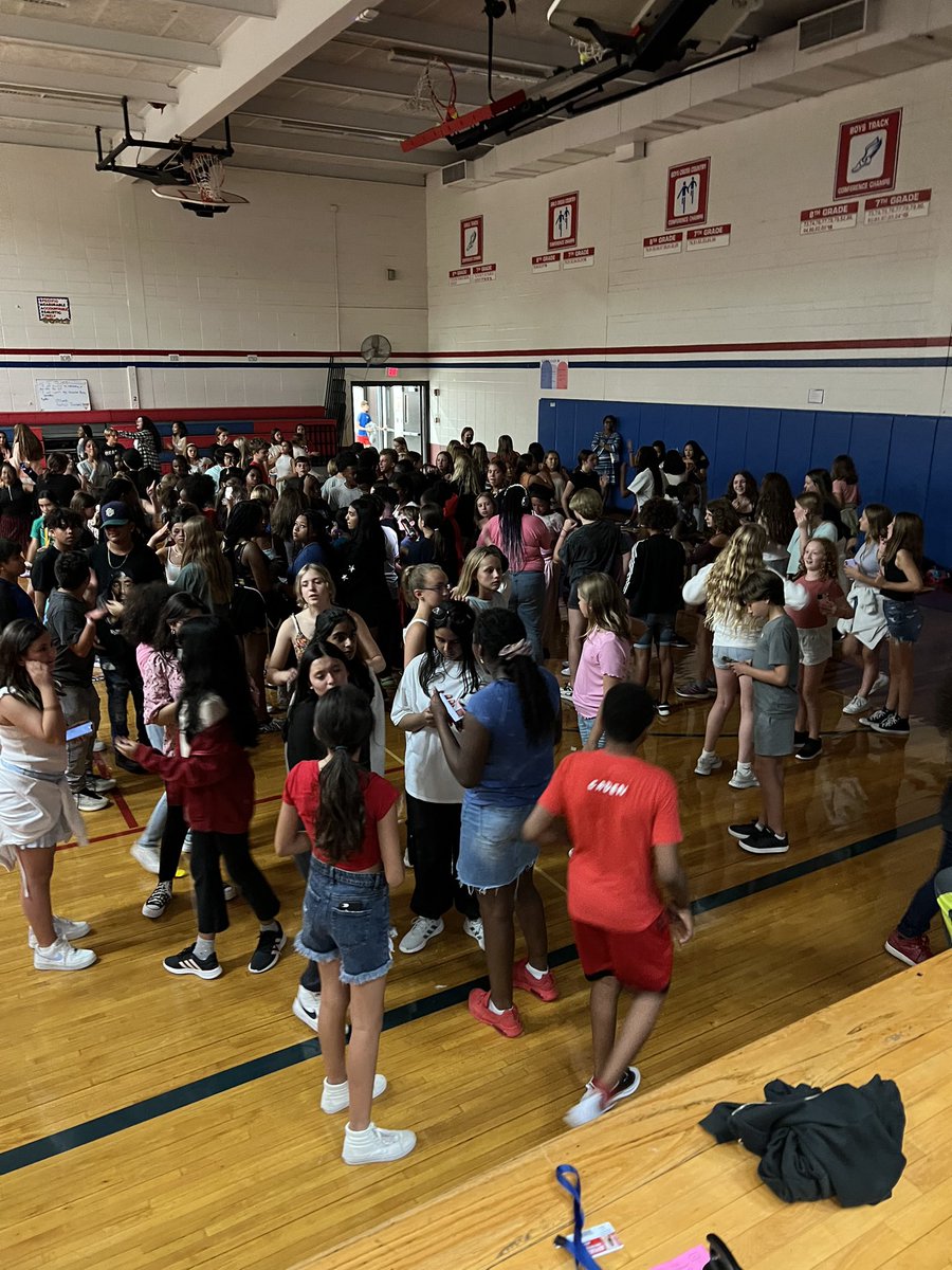 JJHSPatriots's tweet image. Jefferson’s Back to School Bash was a HUGE success! 6th, 7th, and 8th grade Patriots had a blast playing and dancing together after school to kick off their long weekend! #PartnersInGrowth #FocusOnTheFun #YouBelongAtJJHS