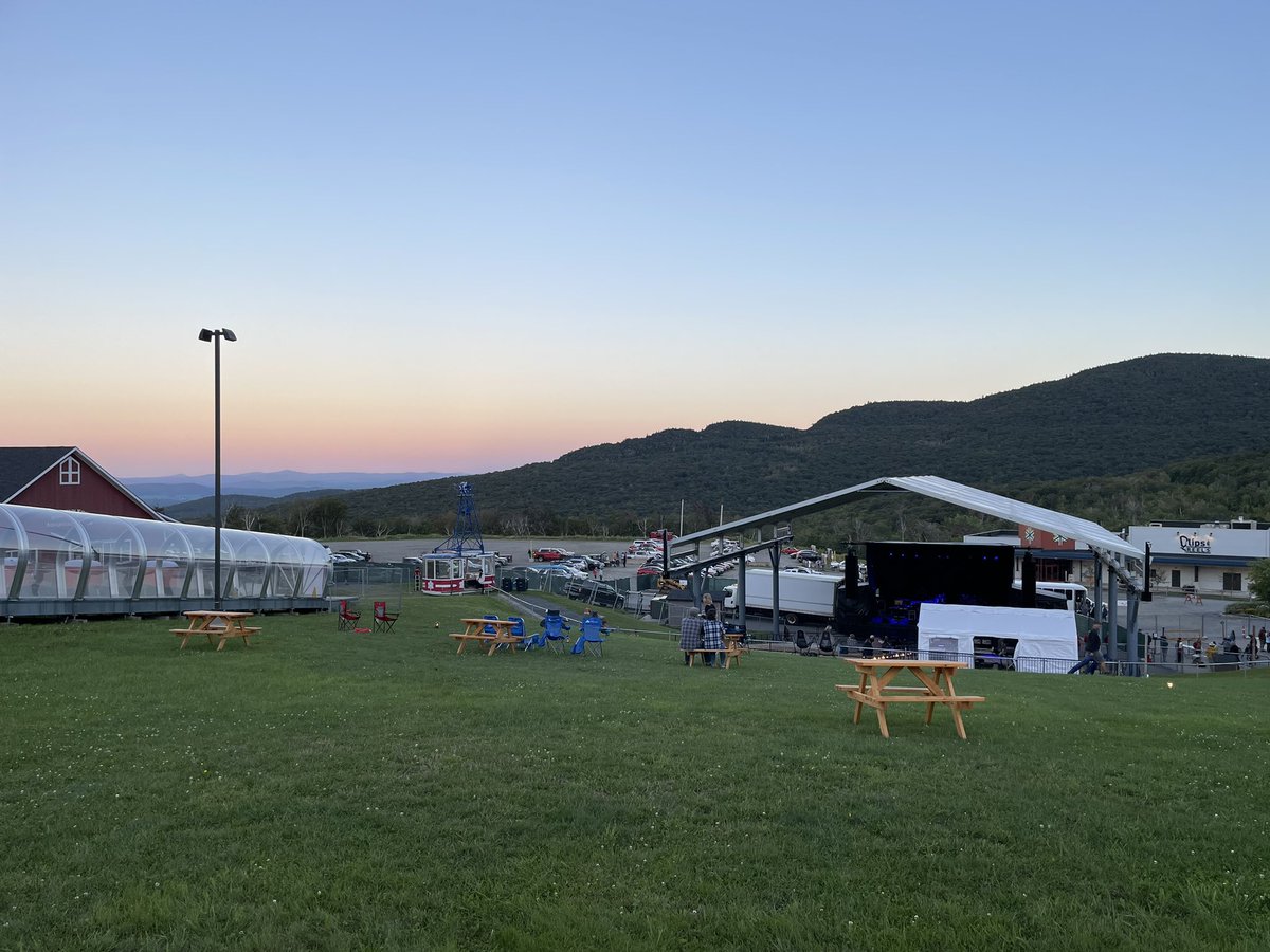 Catching @moeperiod and @neighbortunes at Jay Peak tonight, awesome little venue in the mountains.