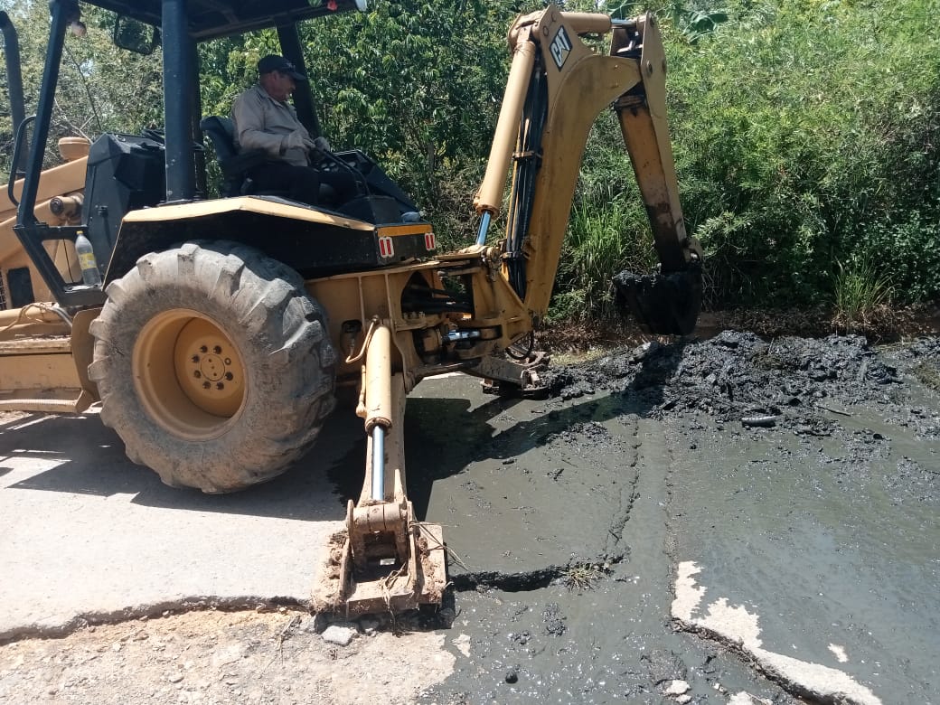 #AlMomento|| Las Brigadas de @servisucreg, ejecutan labores de mantenimiento en el canal de riego, en las comunidades Jagüey de Luna y Unidad y Victoria, en el municipio Sucre.

Gobernador Alm. @gpintovzla, al Servicio del Pueblo.

#PatriaUnidaDePaz