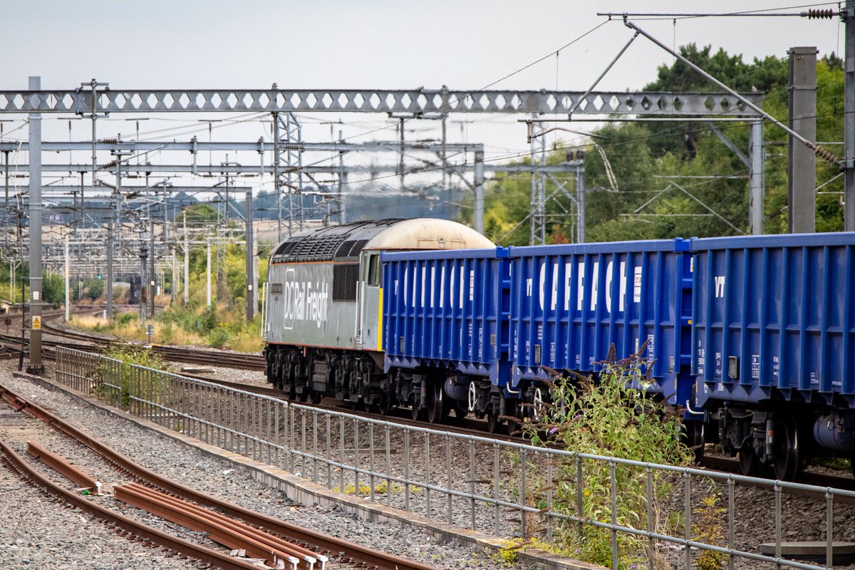 A nice change today…. <a href="/DCRailOfficial/">DCRail</a> 56091 passes Tring with 4Z21 Chaddesdon Sidings to Willesden 
02-Sep-22
