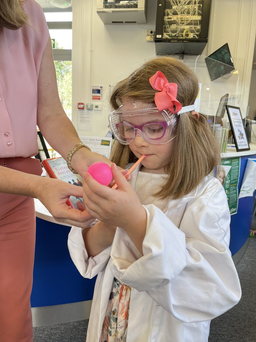 Mrs_Brake's tweet image. Huge thanks to @YstradMynachLib for this week’s Mad Science session: our little scientist had the best time. And, we were also lucky enough to borrow some Stem Detectives books, which are brilliant and we both highly recommend! #STEM #Libraries #LoveReading