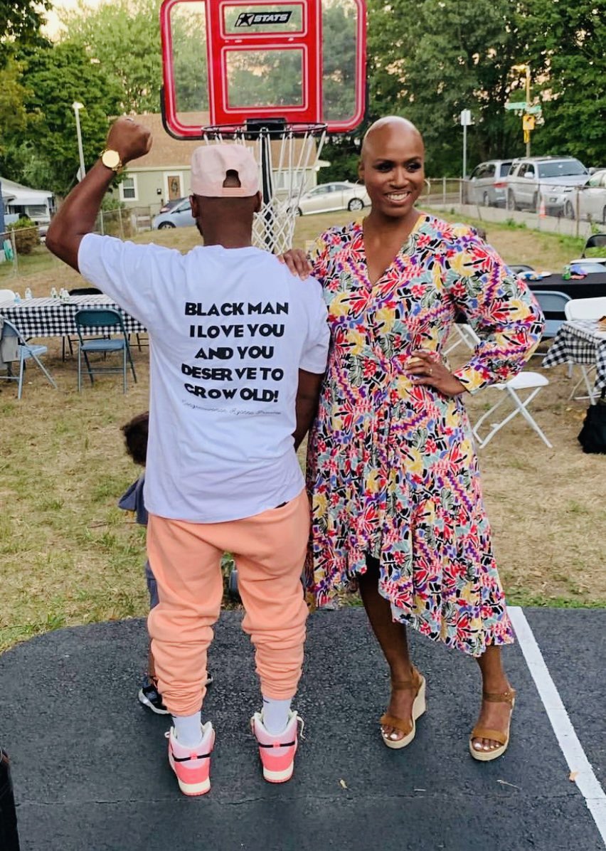 Dffrnt_Kloth's tweet photo. YSTD, my sis &amp; congresswoman @AyannaPressley held the 1st #AyannaForBlackMen event, &amp; I designed this shirt.

“Black Man, I love you, and you deserve to grow old!” - @RepPressley 

We from the city #Chicago &amp; we puttin in work across #Boston &amp; Beyond!

#Dffrnt!

📸 @rickygrantjr https://t.co/aJIYnXQ6fS