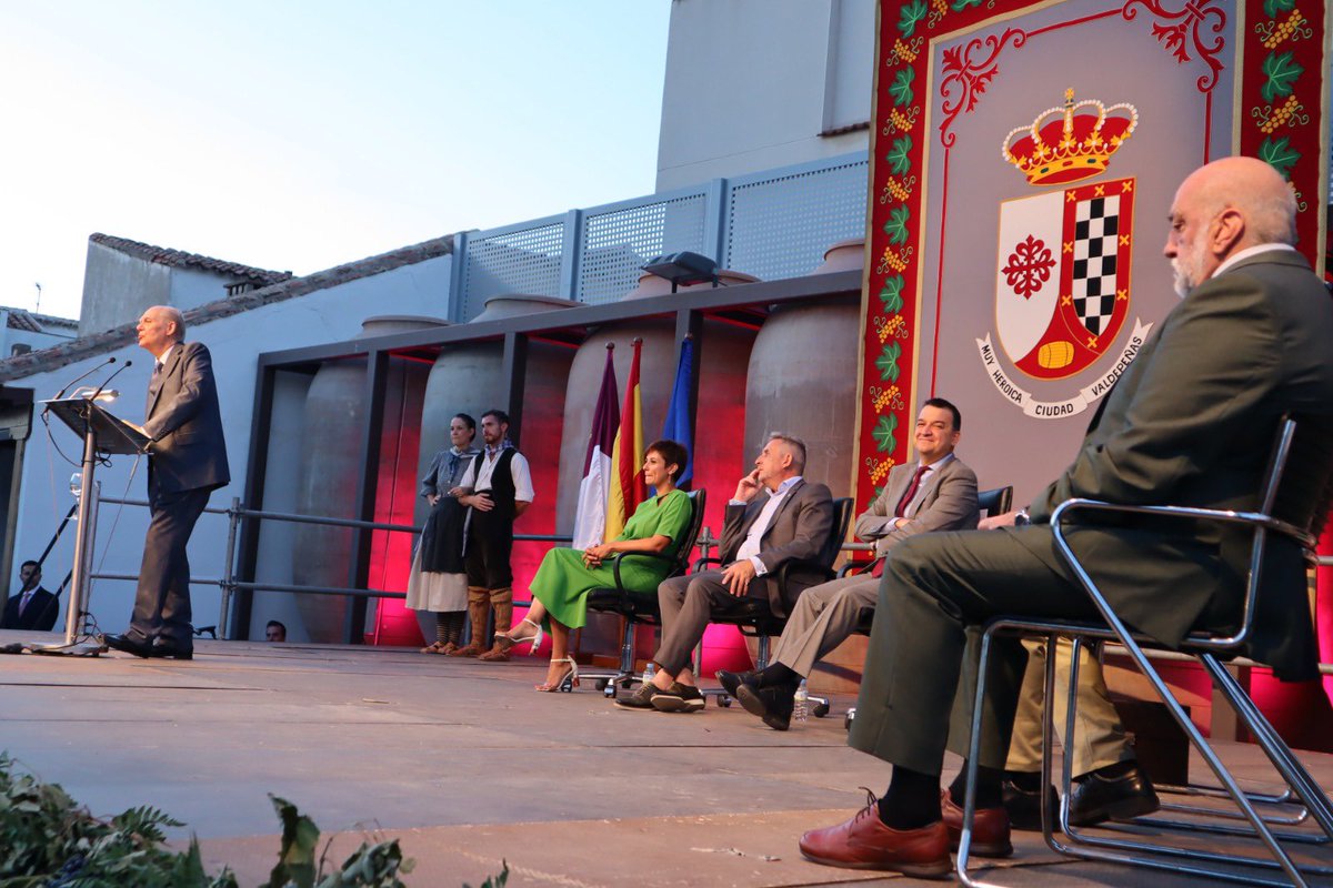 AgriculturaClm's tweet photo. El consejero de Agricultura, Agua y Desarrollo Rural @fmartinezarroyo asiste al acto institucional de las LXIX Fiestas de la Vendimia y el Vino de #Valdepeñas junto al alcalde #JesusMartin y la portavoz y ministra @isabelrguez, entre otros asistentes
CLM es la bodega del mundo 🌍 https://t.co/enCrlNvwPm