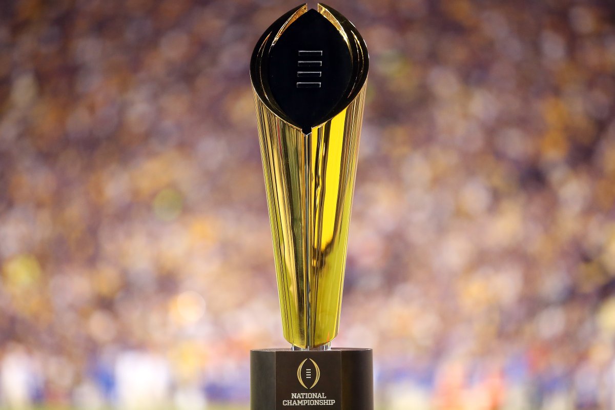 BleacherReport's tweet photo. The CFP Board of Managers has decided on a 12-team College Football Playoff format that is expected to start in 2026, per @PeteThamel https://t.co/8jxHxVhjHv