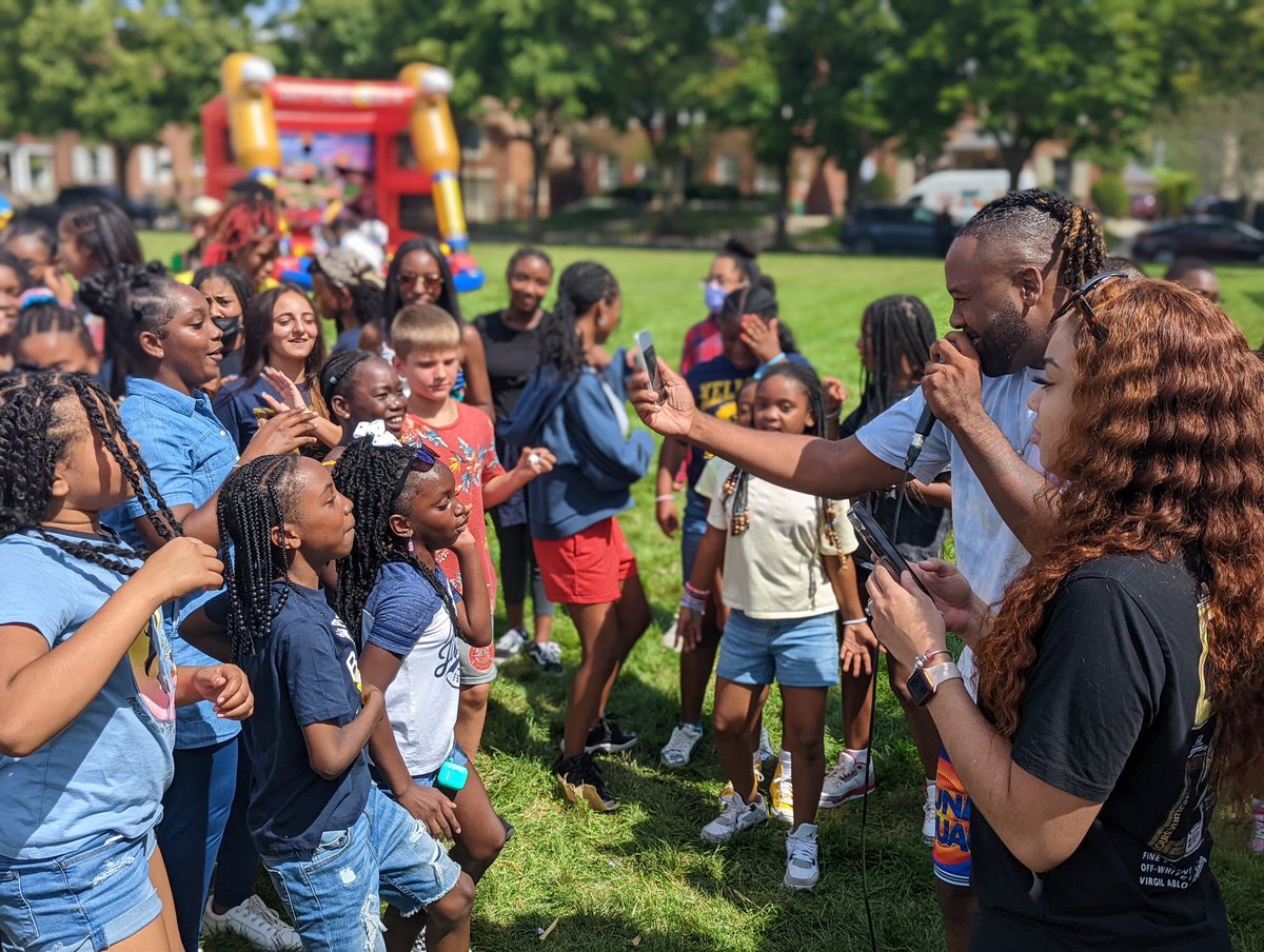 cwoverstreet's tweet photo. Back to School Bash fun with Kellogg alum @HOTROD065 and #operationbasketball #hoopbus #CPSSuccess https://t.co/VD68S87T02