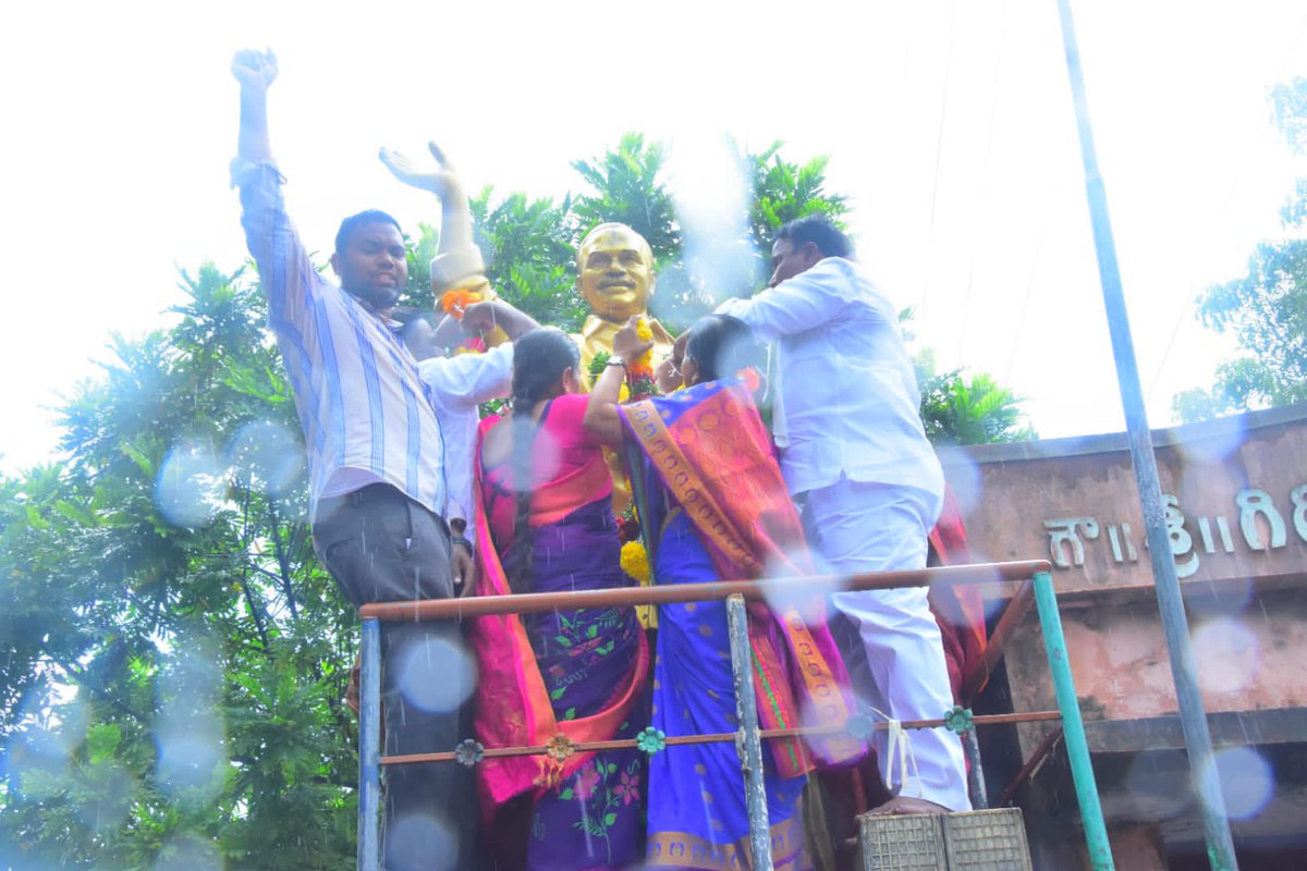 SaleemSk796's tweet photo. రాజన్న వర్ధంతి సంధర్భంగా మా భట్టిప్రోలు మండలంలోని భట్టిప్రోలు, సూరేపల్లి, పల్లెకోన గ్రామాల్లో స్థానిక ప్రజాప్రతినిధులతో కలిసి నివాళులర్పిస్తూ..

పెద్దాయనా పెద్దాయనా నువ్వు వేయ్యేళ్ళు వర్ధిల్లూ పెద్దాయనా.. జోహార్లు రాజన్న జోహార్లు..

#YSRVardanthi #YSRLivesOn #YSRLegacy https://t.co/sY6dL3H9yI